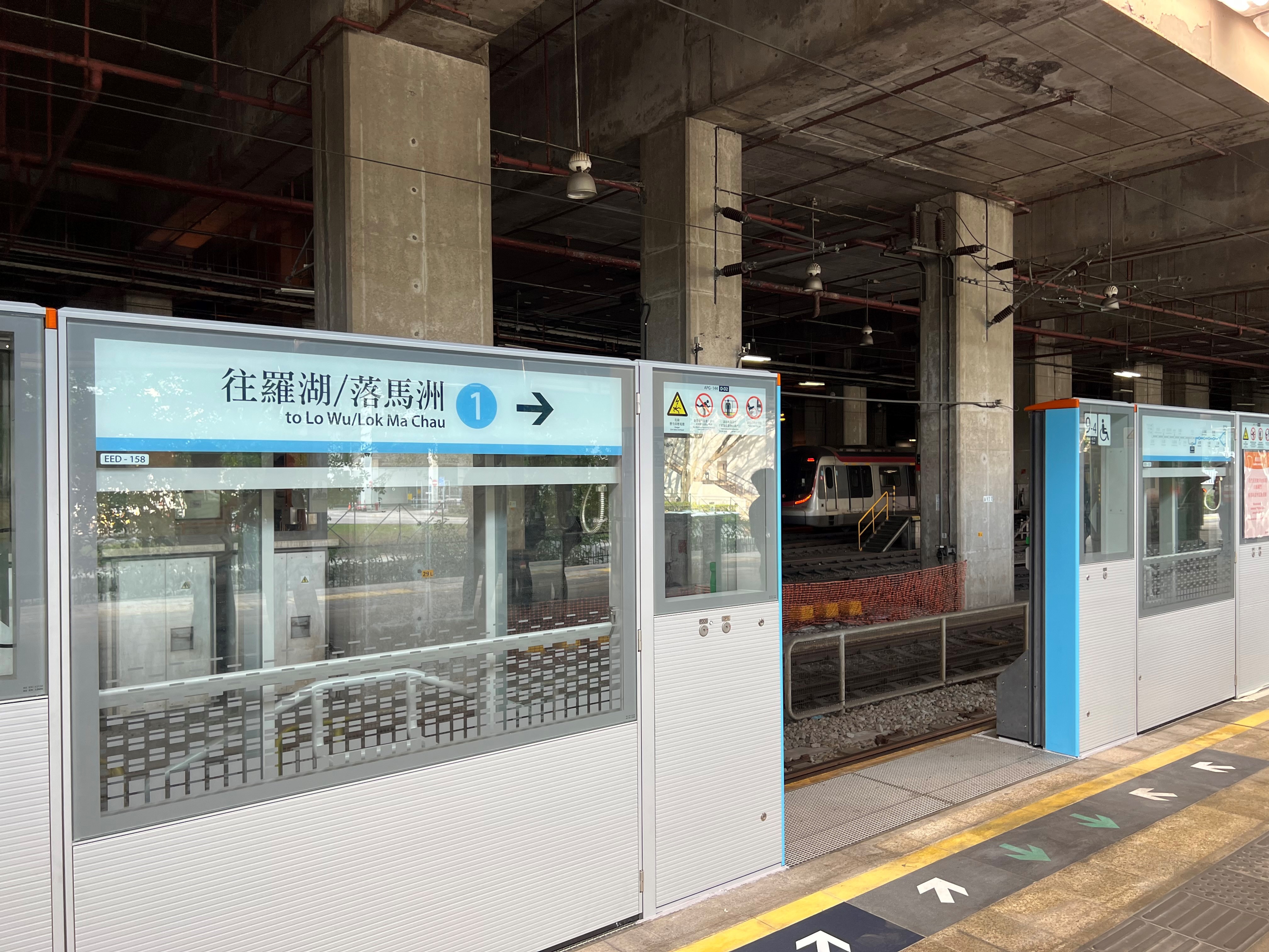 東鐵綫自動月台閘門安裝工程