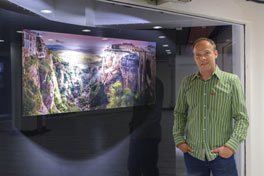 Landscape Photographer Takes MTR Passengers on a Round-the-World Journey  at the arttube