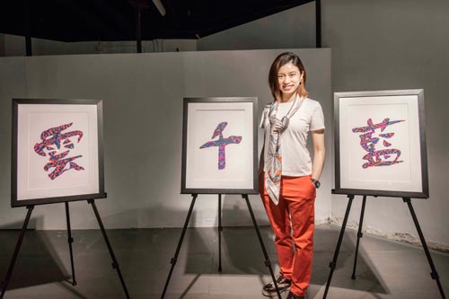 Striking Ball Pen Paintings at Central Station under “Art in MTR”