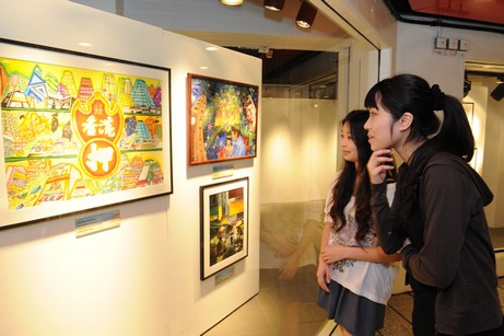 Talented young artists display their works depicting Hong Kong’s dazzling cityscape.