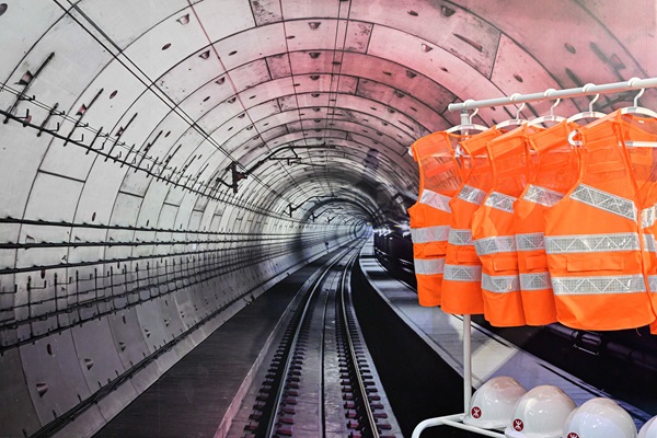 在港鐵工程秘景前試穿工程服拍照留念