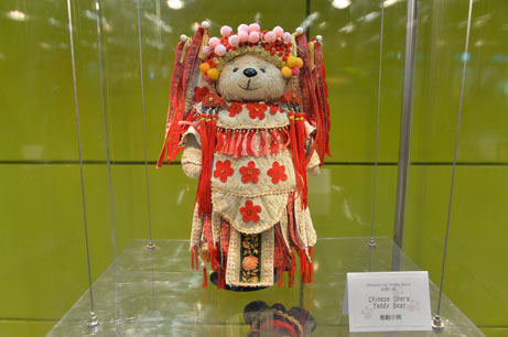 The latest art in mtr - roving art exhibition entitled Dressed-up Teddy Bears starts today (16 April) and will run to 26 May at MTR Tiu King Leng Station. It will then be moved to MTR Tin Hau Station from 29 May to 7 July 2014. The exhibition features teddy bears in unique
handmade costumes.